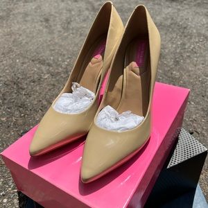 Isaac Mizrahi Lamis Light Natural Patent Leather Heels. Size 9. New.